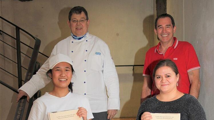 Elvira Springer (r.) als beste Fachverkäufer-Gesellin beim bayerischen Wettbewerb in Lochham neben der Gewinnerin als beste Bäckergesellin Nanase Tsuiji. Foto: Marianne Wagner