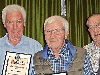 Ehrungen für 40-, 50- und 60-jährige Treue zur Freiwilligen Feuerwehr Wittershausen (von links): Vorsitzender Lothar Sell, Günter Schlereth, Alfred Röder, Wolfgang Öhrlein und Helmut Rink