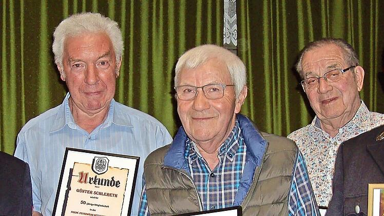 Ehrungen für 40-, 50- und 60-jährige Treue zur Freiwilligen Feuerwehr Wittershausen (von links): Vorsitzender Lothar Sell, Günter Schlereth, Alfred Röder, Wolfgang Öhrlein und Helmut Rink