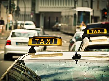 Bei notwendigen Arztbesuchen ohne ÖPNV-Alternative kann das Amt die Taxikosten für Bürgergeld-Empfänger übernehmen.