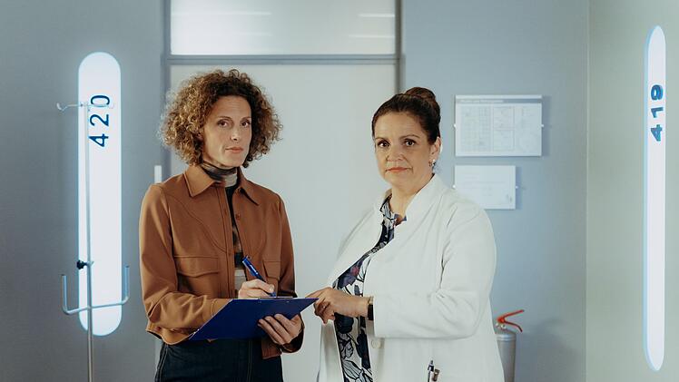 Nach dem Tod ihres Vaters Rolf hat Caro Pfl&uuml;ger (Barbara Lanz, links) noch einiges mit &Auml;rztin Dr. Vera Fendrich (Rebecca Immanuel) zu kl&auml;ren. Auch "Bergdoktor" Martin h&auml;tte gerne Einblick in die Unterlagen.