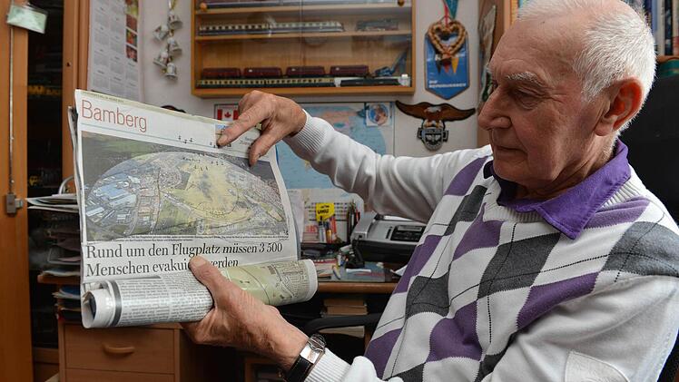 Rudy Scharf rekonsturiert seinen damaligen Fluchtweg um den Bamberger Flugplatz herum.  Foto: Ronald Rinklef