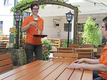Eine ungewohnte Perspektive: Susanne Lassotta (sitzend) lässt sich von ihrer Schwester Melanie Kühn ein kühles Bier bringen, um eine kurze Pause von den Vorbereitungen zum 150-jährigen Jubiläum zu machen.   Fotos: Thomas Heuchling/privat