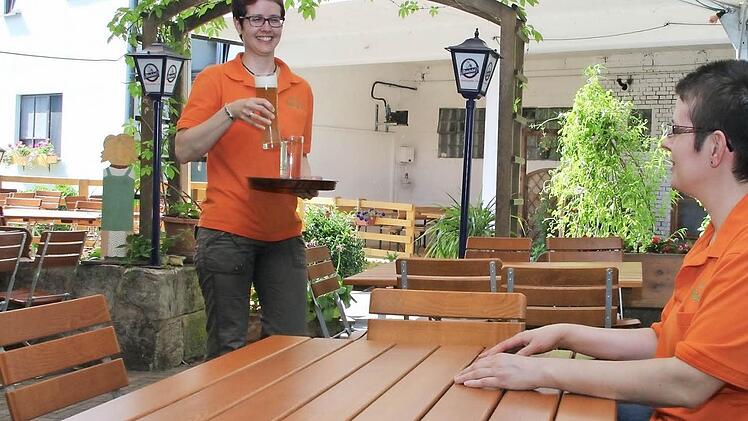 Eine ungewohnte Perspektive: Susanne Lassotta (sitzend) lässt sich von ihrer Schwester Melanie Kühn ein kühles Bier bringen, um eine kurze Pause von den Vorbereitungen zum 150-jährigen Jubiläum zu machen.   Fotos: Thomas Heuchling/privat