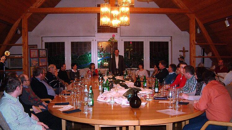 Das Ambiente des Ratssaales der Gemeinde Sand bildete den äußeren Rahmen der Weinprobe anlässlich der 875-Jahrfeier der Winzer-und Korbmachergemeinde Sand