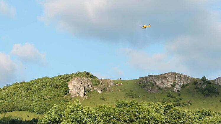 Der Rettungshubschrauber im Landeanflug am Walberla. Foto: Sebastian Müller/Feuerwehr