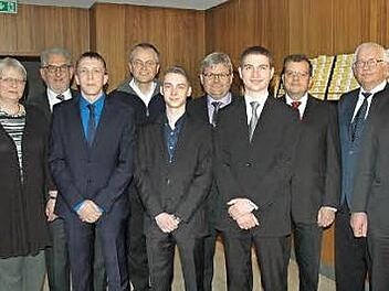 VDI ehrt Jungingenieure (von links): Martin Schmitt, Prof. Jutta Michel, Hans-Georg Manns, Tobias Neubauer, Prof. Kai Hiltmann, Kevin Will, Prof. Ingo Faber, Jakob Schenk, Prof. Markus Stark, Rüdiger Harms, Coburgs Oberbürgermeister Norbert Tessmer.  Foto: Edwin Meißinger