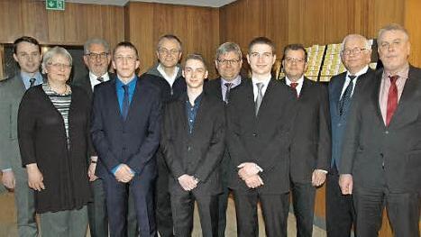 VDI ehrt Jungingenieure (von links): Martin Schmitt, Prof. Jutta Michel, Hans-Georg Manns, Tobias Neubauer, Prof. Kai Hiltmann, Kevin Will, Prof. Ingo Faber, Jakob Schenk, Prof. Markus Stark, Rüdiger Harms, Coburgs Oberbürgermeister Norbert Tessmer.  Foto: Edwin Meißinger