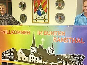 Bürgermeister Alfred Gündling (links) und Bernhard Gössmann-Schmitt mit dem Banner "Buntes Ramsthal". Foto: Gerd Schaar/Archiv
