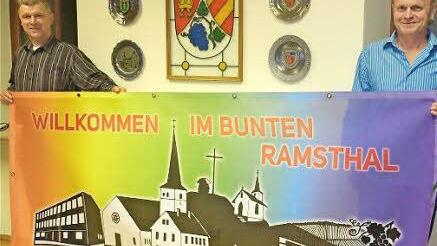 Bürgermeister Alfred Gündling (links) und Bernhard Gössmann-Schmitt mit dem Banner "Buntes Ramsthal". Foto: Gerd Schaar/Archiv