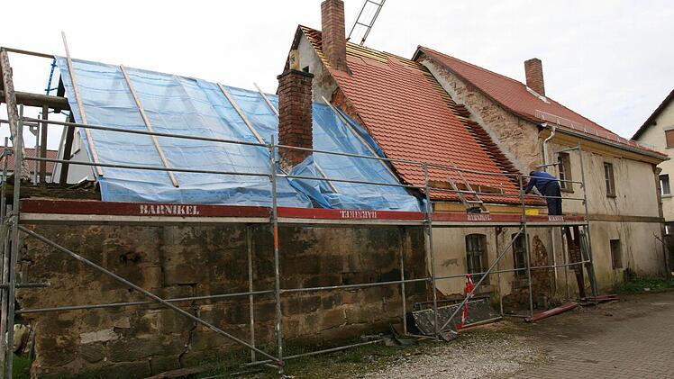 Mit neuem Dach aus Biberschwanzziegeln lässt das Anwesen Nürnberger Straße 12 ahnen, dass aus dem "Schandfleck" wieder ein echter Hingucker werden wird: Die Marktgemeinde Hirschaid hab begonnen, die historische "Judenschule" im Bestand zu sichern. Fotos: Werner Baier