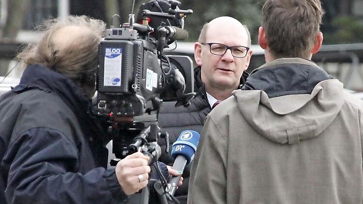 Zeils Bürgermeister Thomas Stadelmann vor den "Allmilmö"-Werkstoren am Mittwoch im Gespräch mit dem Bayerischen Rundfunk