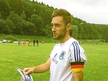 Oliver Seybold vom FSV-Erlangen-Bruck muss im Trikot der Wolfsberger spielen.  Foto: L. Hühnlein