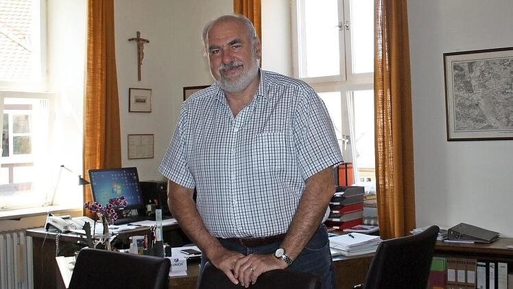Roland Kauper in seinem Amtszimmer im Rathaus Foto: Sebastian Martin/Archiv