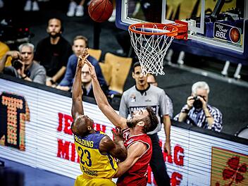Rickey Paulding (l.) war im Hinspiel nicht zu stoppen und erzielte beim 81:74-Sieg 28 Punkte: Hier setzt sich der Oldenburger Routinier unter dem Korb gegen den Bamberger Center Dejan Musli durch. Foto: Ulf Duda