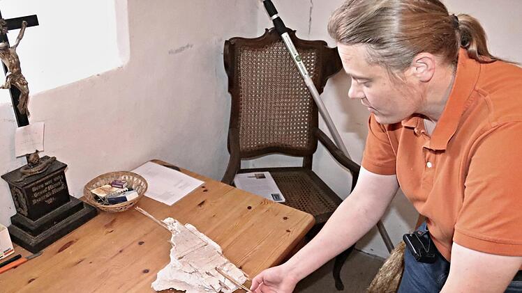 Anhand eines ausgebrochenen Stücks erläuterte Sonja von Aschen die Struktur der Decke in der Kirche. Foto: Helmut Will