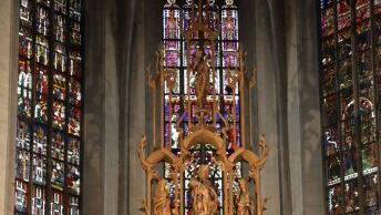 Der Riemenschneideraltar in der Pfarrkirche Maria Magdalena in M&uuml;nnerstadt ist vielen bekannt. Kunsthistorisch mindestens so bedeutend sind aber die Glasfenster im Chorraum dahinter.  Foto: Markus Hauck/pow