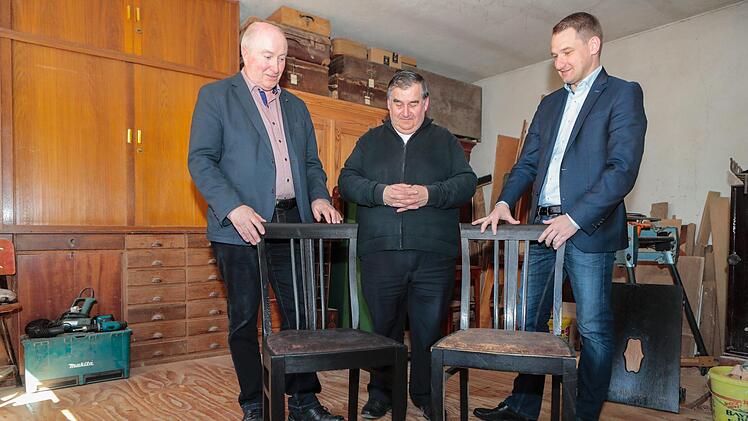 Diese Stühle standen im Arbeitszimmer des geschätzten, 1963 verstorbenen Burgebracher Pfarrers Michael Schütz. Sie kommen in ein Zimmer, das im Pfarrhaus an ihn und sein Wirken - als mutiger Widerständler in der NS-Zeit- erinnern sollen. Foto: Matthias Hoch