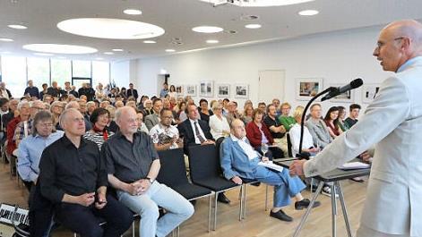 Walter Schweinsberg begrüßte die Besucher der Vernissage.