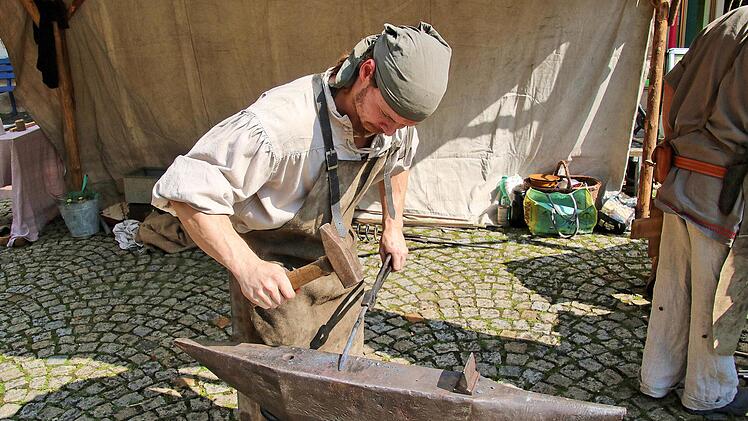 Schwerter wurden auf dem Anger geschmiedet. Die Hammerschläge hallten über  den ganzen Platz. Foto: Dieter Britz