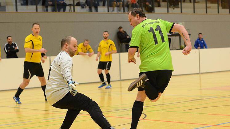 Mit Raffinesse:  Mit einem spektakulären Hackentrick trifft Frank Scherzer vom SV Langendorf. Chancenlos ist der Römershager Keeper Thomas Dorn. Foto: ssp