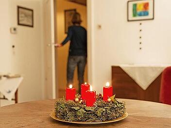 Brennende Kerzen in der Advents- und Weihnachtszeit sind schön, aber nicht ungefährlich. Vorsicht ist geboten.