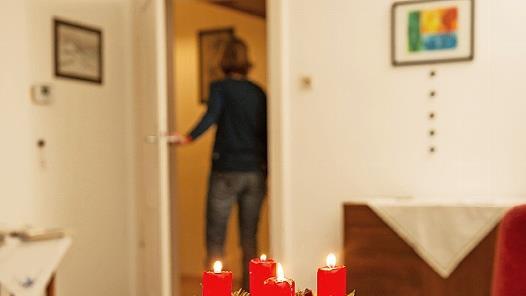 Brennende Kerzen in der Advents- und Weihnachtszeit sind schön, aber nicht ungefährlich. Vorsicht ist geboten.
