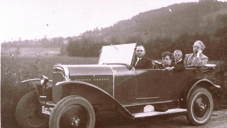 Kulmbachs Kinopioniere lieben flotte Maschinen: hinten Selma Weise, vorne am Steuer des Opel Torpedo ihr Sohn Albert. Er richtet in den "Central-Lichtspielen" die weltweit modernste Technik ein.