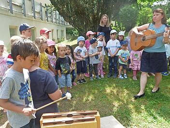 Mit dem „Lied mit dem Schüttelei“ feierten Kinder und Erzieher die Auszeichnung.