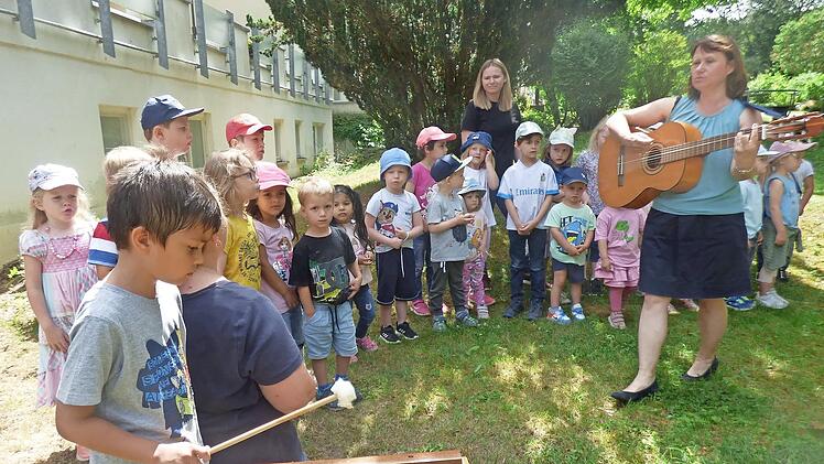 Mit dem „Lied mit dem Schüttelei“ feierten Kinder und Erzieher die Auszeichnung.