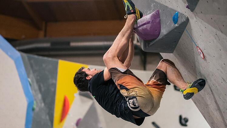Unter "bouldern" versteht man das Klettern ohne Seil und Gurt. Aber keine Angst, durch weiche Matten besteht keine Gefahr. In Franken gibt es einige Hallen, um sich in dem Trendsport zu versuchen.