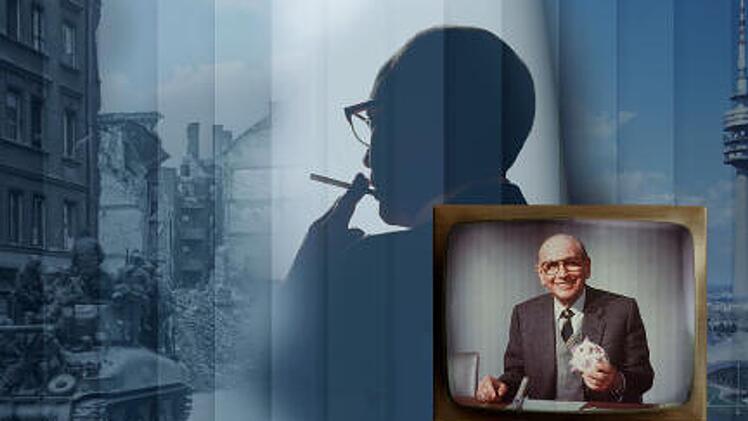 Johann Bülow als Robert Lembke (Hintergrund) vor einer Straßenszene mit Panzern, die an zerbombten Häuserfronten vorbeifahren. 1945 trat Lembke in Fürholzen den amerikanischen Besatzern entgegen.