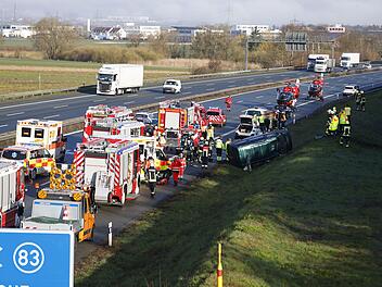 Kleinbus &uuml;berschl&auml;gt sich auf Autobahn &ndash; acht Verletzte, darunter sechs Kinder