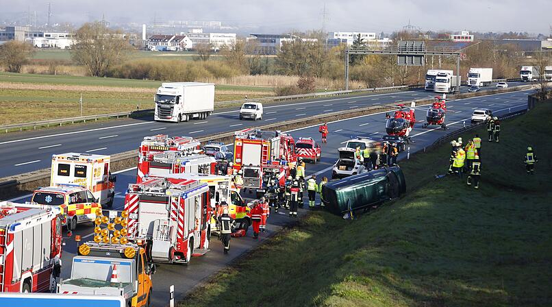 Kleinbus &uuml;berschl&auml;gt sich auf Autobahn &ndash; acht Verletzte, darunter sechs Kinder