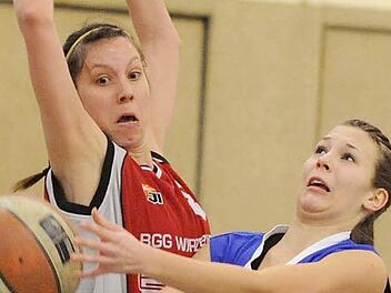 Auch in schwierigen Lagen bewies Christina Seidl (rechts, gegen die Würzburgerin Franzi Breitenbach) Durchsetzungsvermögen beim Erfolg der SG Oerlenbach/Ebenhausen II. Foto: sdh
