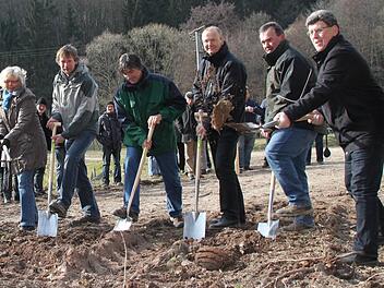 Der Anfang ist gemacht: Bürgermeister Walter Müller (von rechts), dritter Bürgermeister Karl Ziegler, Herbert Hirschmann von ZWT, Jürgen Finger vom Ingenieurbüro Arz, Klärwärter Martin Hahn-Enders und Gemeinderätin Birgit Kohlhepp rammen symbolisch ihre Spaten in die Erde. Fotos: Ulrike Müller