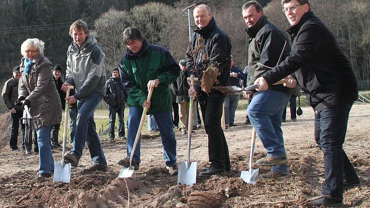 Der Anfang ist gemacht: Bürgermeister Walter Müller (von rechts), dritter Bürgermeister Karl Ziegler, Herbert Hirschmann von ZWT, Jürgen Finger vom Ingenieurbüro Arz, Klärwärter Martin Hahn-Enders und Gemeinderätin Birgit Kohlhepp rammen symbolisch ihre Spaten in die Erde. Fotos: Ulrike Müller