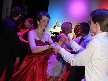 Inter-gymnasiale Verständigung beim Abiball: Bonifaz Baumann (MGF) und Diane Ernst (CVG). Foto: Sonja Adam