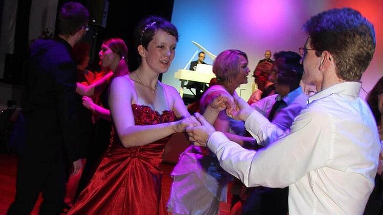 Inter-gymnasiale Verständigung beim Abiball: Bonifaz Baumann (MGF) und Diane Ernst (CVG). Foto: Sonja Adam