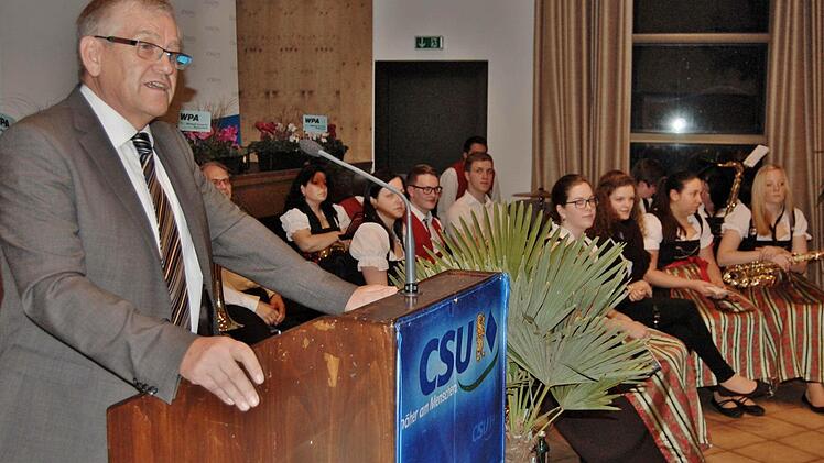 Kreisvorsitzender Ulrich Seelmann und die Musikkapelle Paffenhausen begrüßten die Festgäste  Foto: Sigismund von Dobschütz