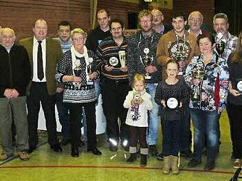 Unser Bild zeigt die Vereinsmeister und besten Züchter der Lokalschau des Kleintierzuchtvereines Grafengehaig zusammen mit den Ehrenmitgliedern und Bürgermeister Werner Burger (Dritter von links). Foto: kpw