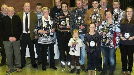 Unser Bild zeigt die Vereinsmeister und besten Züchter der Lokalschau des Kleintierzuchtvereines Grafengehaig zusammen mit den Ehrenmitgliedern und Bürgermeister Werner Burger (Dritter von links). Foto: kpw