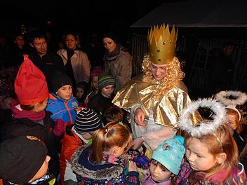 Das Christkind verkündete die frohe Botschaft und verteilte Geschenke.  Foto: Mona Lisa Eigenfeld