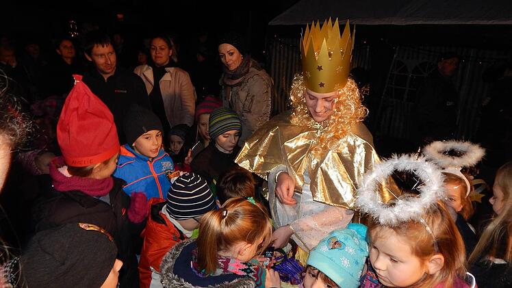 Das Christkind verkündete die frohe Botschaft und verteilte Geschenke.  Foto: Mona Lisa Eigenfeld