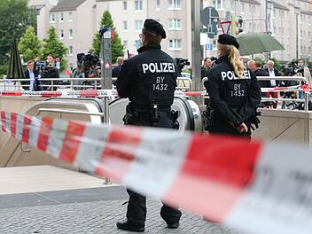 Die Polizei hat nach einer Schießerei am Vortag den Zugang zur U-Bahnstation Olympia-Einkaufszentrum in München (Bayern) am 23.07.2016 abgesperrt. Die tödlichen Schüsse hat ein 18-jähriger Deutsch-Iraner abgegeben. Zehn Menschen starben, darunter der Täter. Der Schütze, ein 18-jähriger Deutsch-Iraner, habe mit hoher Wahrscheinlichkeit alleine gehandelt und sich danach selbst erschossen, teilten die Ermittler am frühen Samstagmorgen mit. Foto: Karl-Josef Hildenbrand/dpa