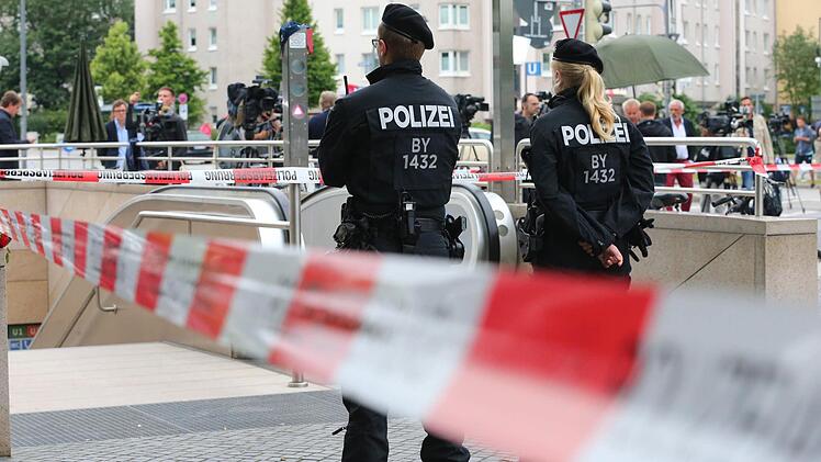 Die Polizei hat nach einer Schießerei am Vortag den Zugang zur U-Bahnstation Olympia-Einkaufszentrum in München (Bayern) am 23.07.2016 abgesperrt. Die tödlichen Schüsse hat ein 18-jähriger Deutsch-Iraner abgegeben. Zehn Menschen starben, darunter der Täter. Der Schütze, ein 18-jähriger Deutsch-Iraner, habe mit hoher Wahrscheinlichkeit alleine gehandelt und sich danach selbst erschossen, teilten die Ermittler am frühen Samstagmorgen mit. Foto: Karl-Josef Hildenbrand/dpa