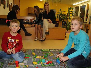 Spielen gehört für die Hortkinder in Stadtsteinach einfach dazu, doch Hortleiterin Tina Hempfling steht den Grundschulkindern auch bei den Hausaufgaben mit Rat und Tat zur Seite. Foto: Sonny Adam