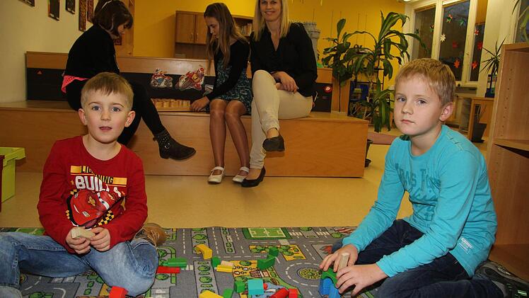 Spielen gehört für die Hortkinder in Stadtsteinach einfach dazu, doch Hortleiterin Tina Hempfling steht den Grundschulkindern auch bei den Hausaufgaben mit Rat und Tat zur Seite. Foto: Sonny Adam