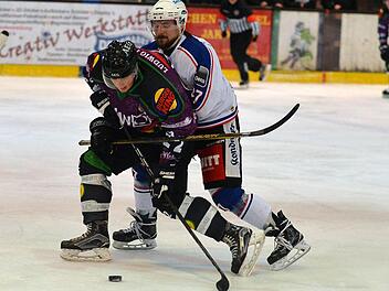 Spiele gegen Weiden sind kein Zuckerschlecken. Das bekamen Phillip Seelmann (li.) und die Höchstadter erneut zu spüren.  Foto: Picturedreams