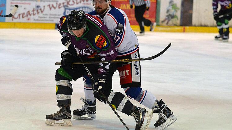 Spiele gegen Weiden sind kein Zuckerschlecken. Das bekamen Phillip Seelmann (li.) und die Höchstadter erneut zu spüren.  Foto: Picturedreams